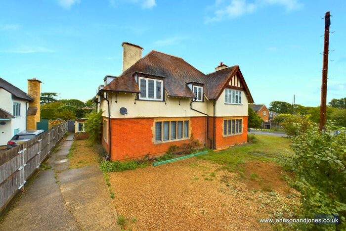 1 Bedroom Apartment To Rent In High Tree Close, Addlestone, Surrey, KT15