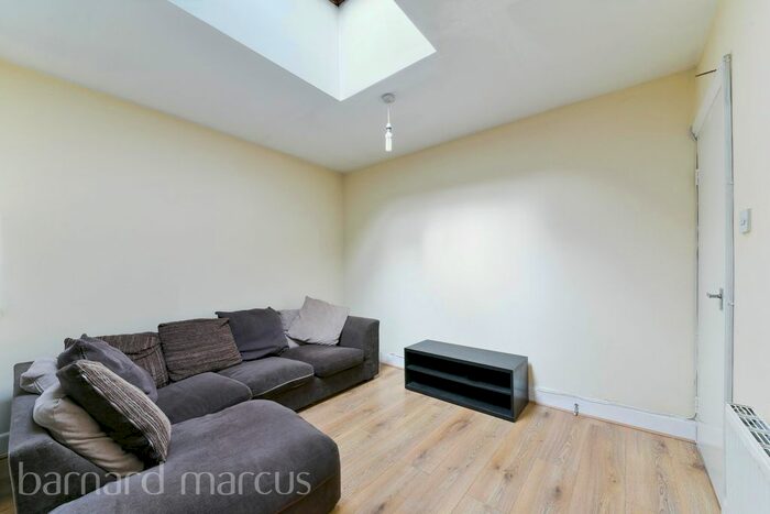 3 Bedroom Flat To Rent In Blandfield Road, London, SW12