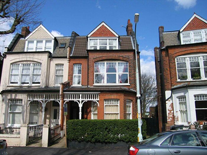 Studio To Rent In Kings Avenue, London, N10