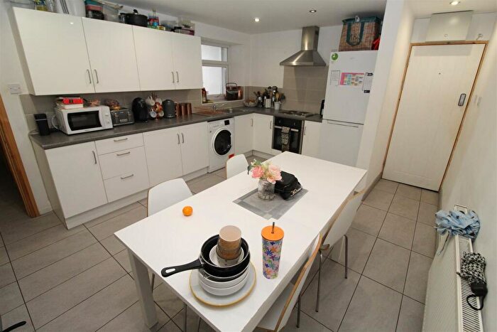 5 Bedroom Flat To Rent In Woodville Road, Cathays, Cardiff, CF24