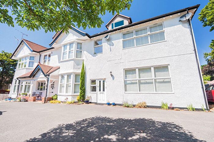 2 Bedroom Flat For Sale In Kings Avenue, Poole, BH14