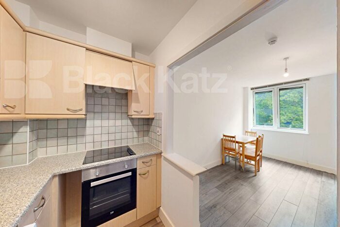 1 Bedroom Flat For Sale In Skyline Plaza, Commercial Road, Aldgate, SE1