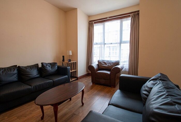 6 Bedroom Semi-Detached House To Rent In Chestnut Avenue, Leeds, LS6