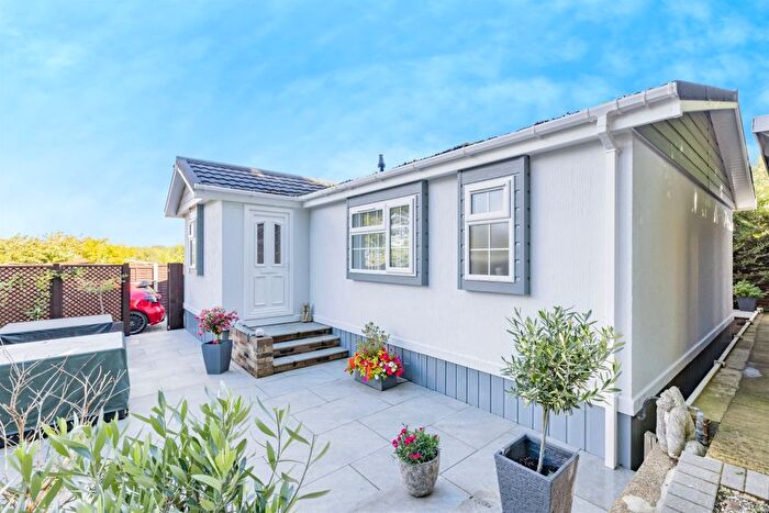 2 Bedroom Mobile/park Home For Sale In Harefield Road, Rickmansworth, WD3