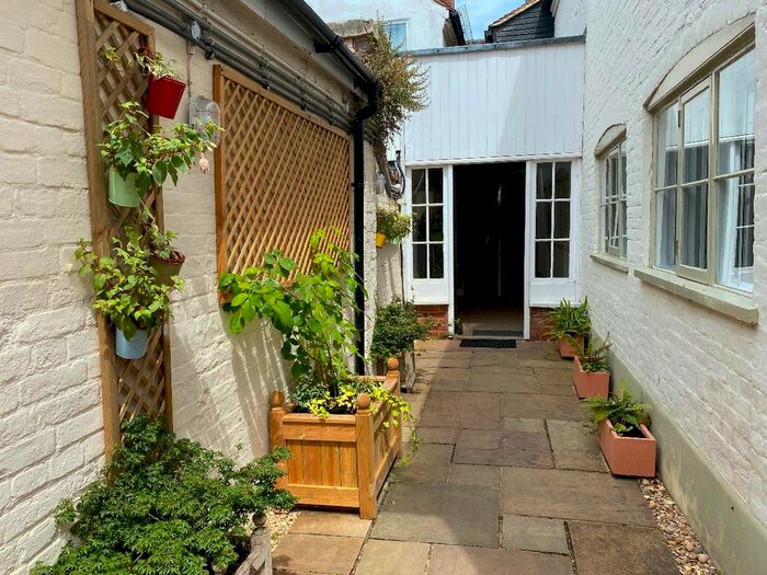 1 Bedroom Flat To Rent In South Street, Wilton, Salisbury, SP2