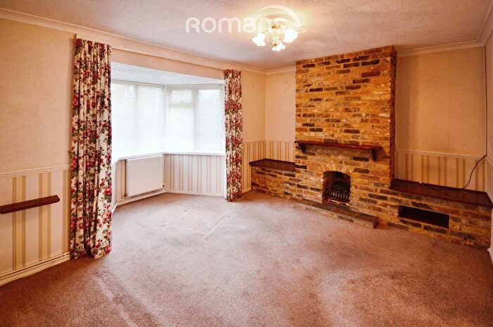 3 Bedroom Semi-Detached House To Rent In Mercian Way, Cippenham, SL1