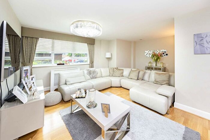 3 Bedroom Flat To Rent In Heathcroft, Ealing, W5