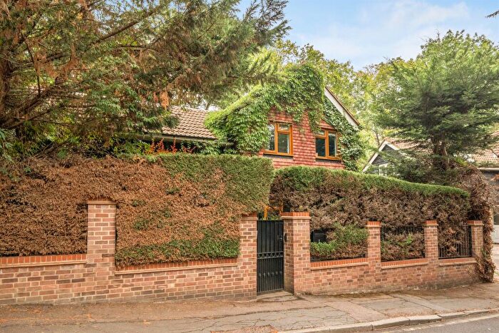 4 Bedroom Detached House For Sale In Castleleigh Court, Enfield, EN2