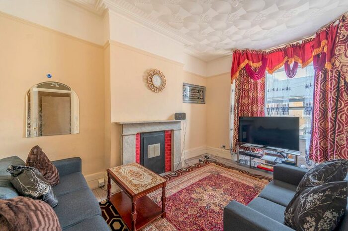 4 Bedroom Flat For Sale In Wendover Road, Harlesden, London, NW10