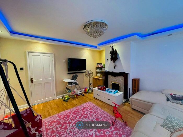 3 Bedroom Semi-Detached House To Rent In Clinton Avenue, Manchester, M14