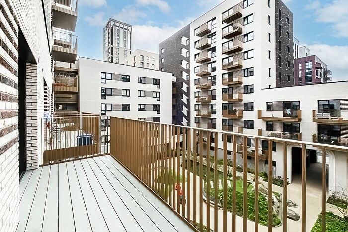 2 Bedroom Flat To Rent In Vanguard Way, Walthamstow, London, E17