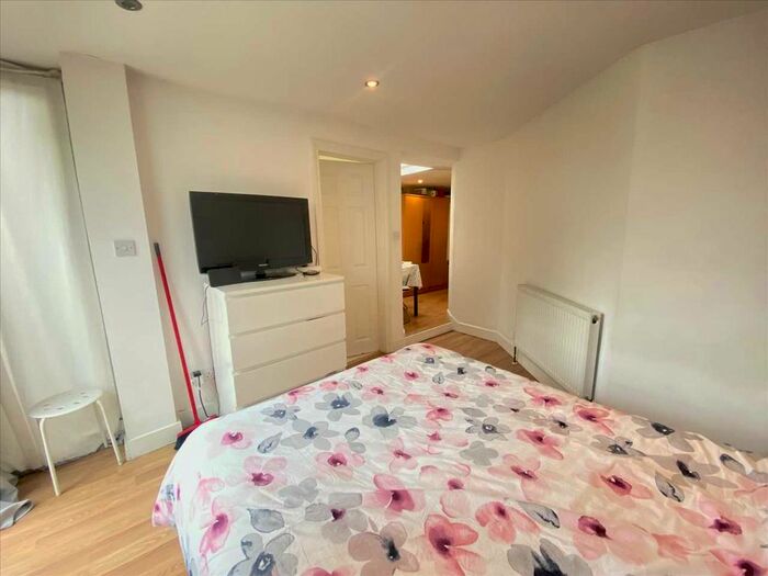 Studio To Rent In St. Andrews Road, London, W3