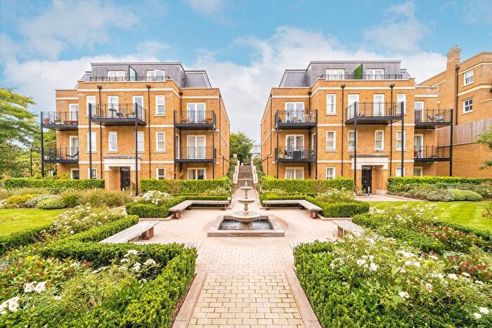 3 Bedroom Flat To Rent In Chambers Park Hill, Wimbledon, SW20