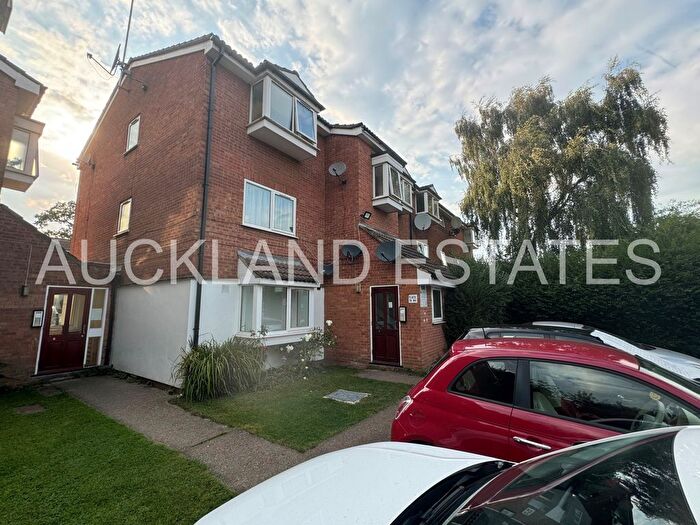 1 Bedroom Flat To Rent In Poplar Grove, London, N11