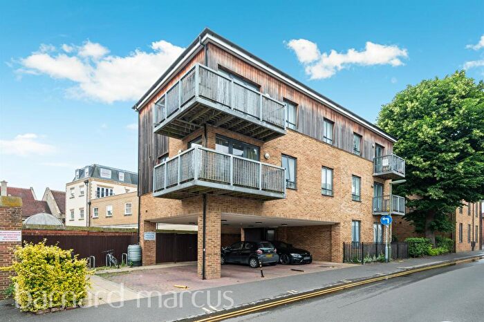 2 Bedroom Flat For Sale In The Parade, Epsom, KT18