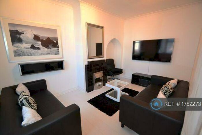 3 Bedroom Detached House To Rent In Groveway, Dagenham, RM8