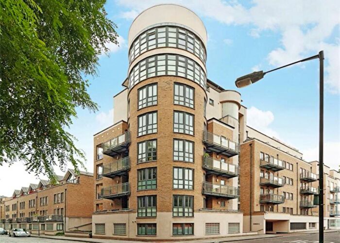 2 Bedroom Apartment To Rent In Queens Court, Limehouse, E14