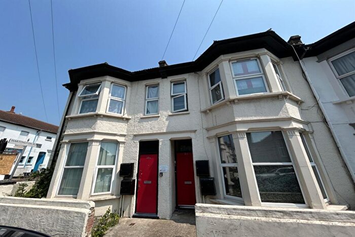 2 Bedroom Flat To Rent In Bedroom Ground Floor Flat In Southend On Sea, SS1