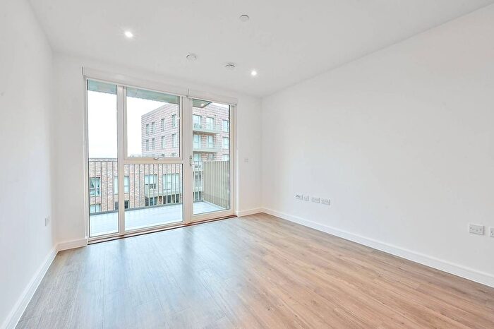 2 Bedroom Flat To Rent In Acton Gardens, Acton, W3