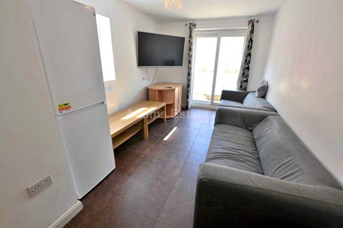 7 Bedroom Terraced House To Rent In Donnington Gardens, Reading, RG1