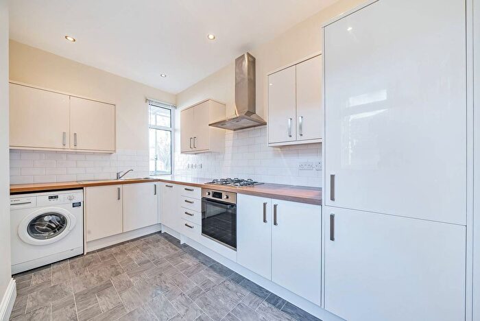 3 Bedroom Flat To Rent In Queen Anne Avenue, Bromley South, Bromley, BR2