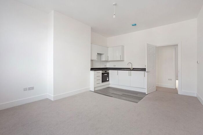 2 Bedroom Flat To Rent In Peascod Street, Windsor, SL4