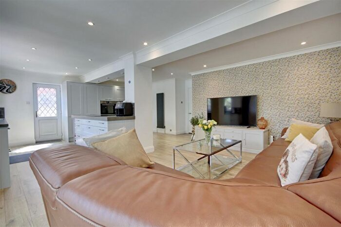 4 Bedroom Detached House For Sale In Catisfield Road, Fareham, PO15