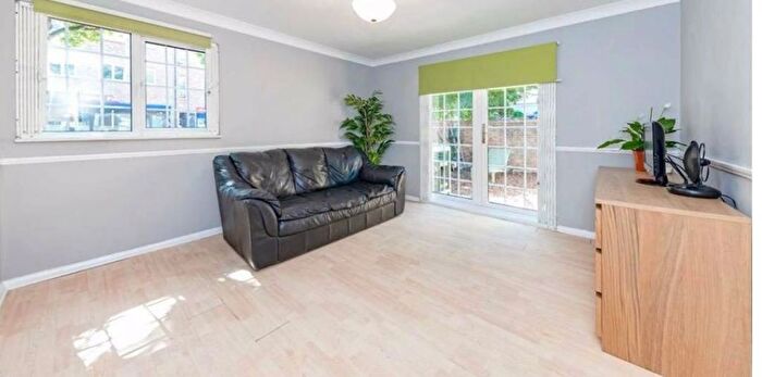 3 Bedroom Flat To Rent In Wesley Close, London, SE17