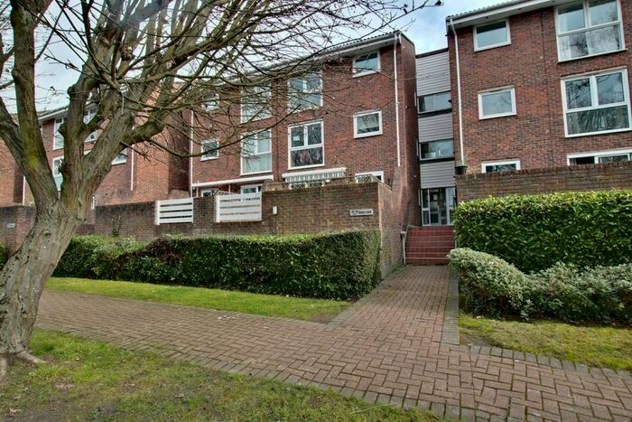 2 Bedroom Flat To Rent In Hayes Lane, Beckenham, Kent, BR3