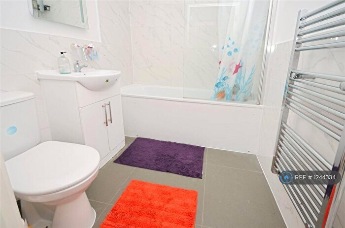 3 Bedroom Flat To Rent In Gatehouse Way, Aylesbury, HP19