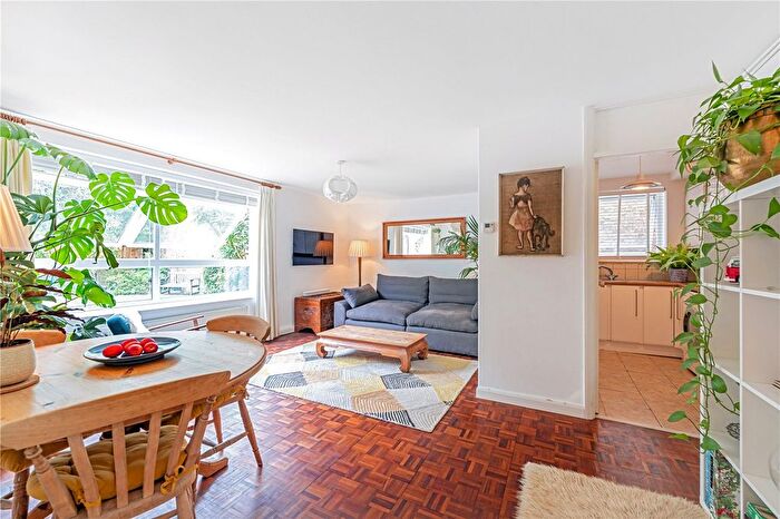 1 Bedroom Flat For Sale In Onslow Road, Richmond, TW10
