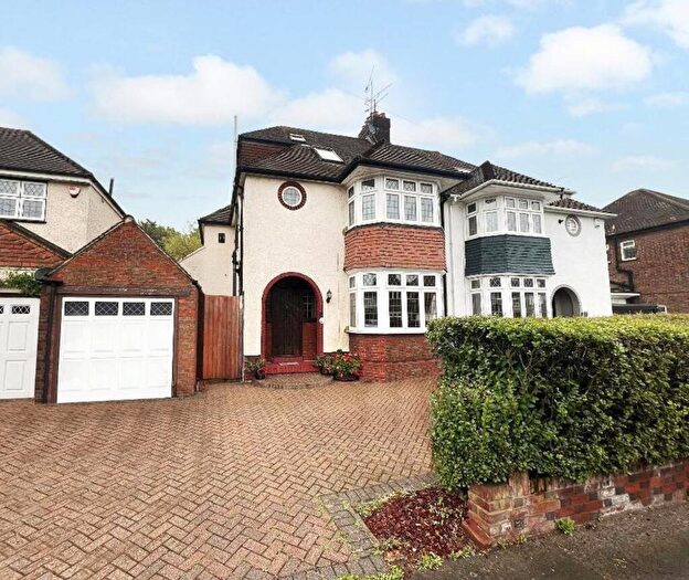 4 Bedroom Semi Detached House For Sale In Montrose Avenue, Luton, LU3