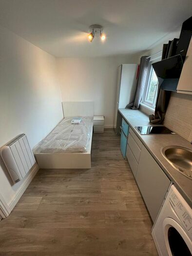 Studio To Rent In Selborne Gardens, London, NW4