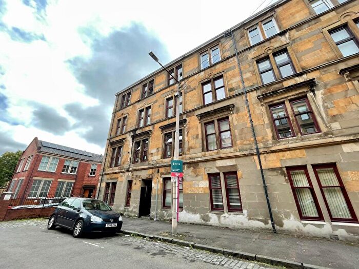 3 Bedroom Flat To Rent In Muirpark Street, Glasgow, G11