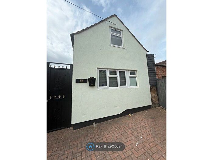 1 Bedroom Detached House To Rent In Leighton Road, Bush Hill Park, EN1