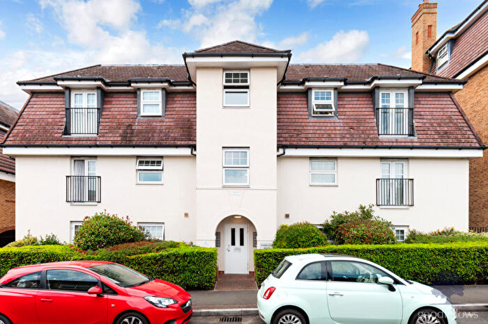 2 Bedroom Apartment For Sale In Yenston Close, Morden, SM4