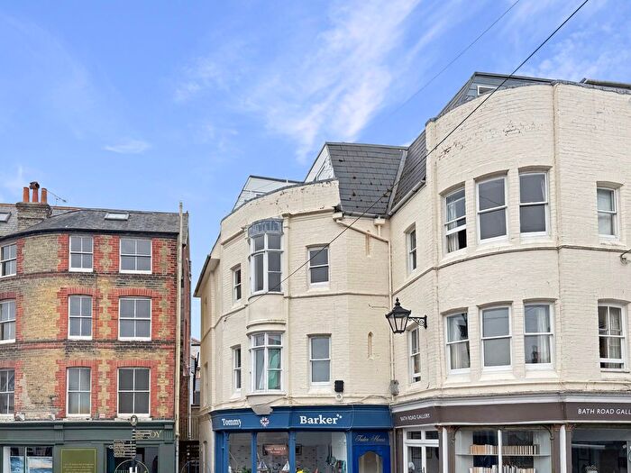 2 Bedroom Flat For Sale In Bath Road, Cowes, Isle Of Wight, PO31