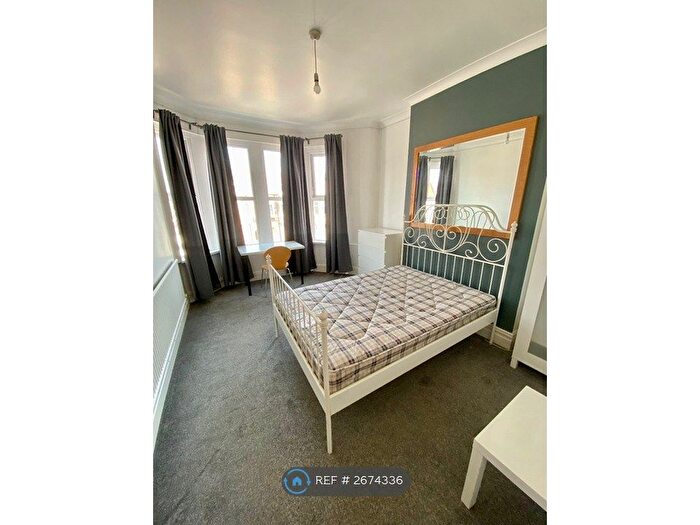 3 Bedroom Flat To Rent In Whitchurch Road, Cardiff, CF14