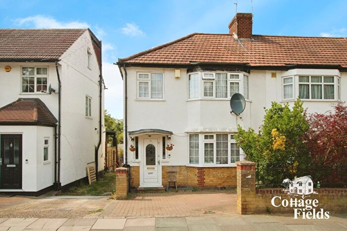 3 Bedroom Semi-Detached House For Sale In Grasvenor Avenue, Barnet, EN5