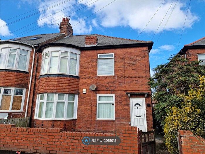 3 Bedroom Flat To Rent In Two Ball Lonnen, Newcastle Upon Tyne, NE4