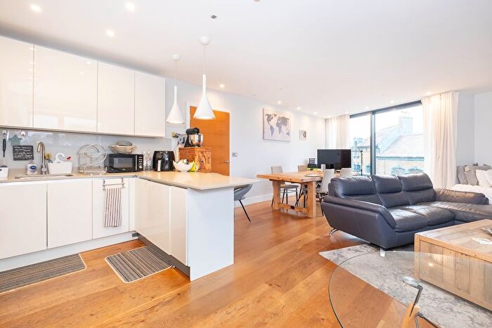 2 Bedroom Flat To Rent In Bridge End Close, Kingston Upon Thames, KT2