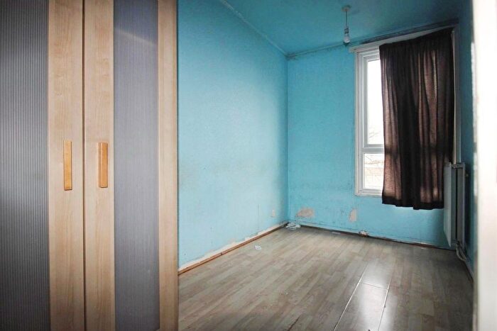 3 Bedroom Town House For Sale In Redpoll Way, Erith, DA18