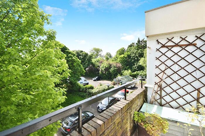3 Bedroom Flat For Sale In Leo Court, Augustus Close, TW8