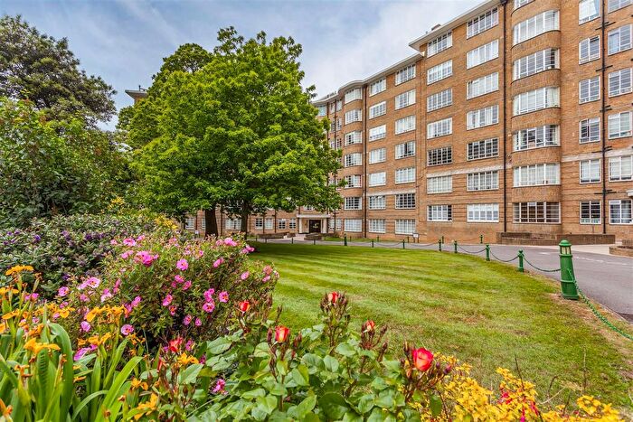 3 Bedroom Flat For Sale In Furze Hill, Hove, BN3