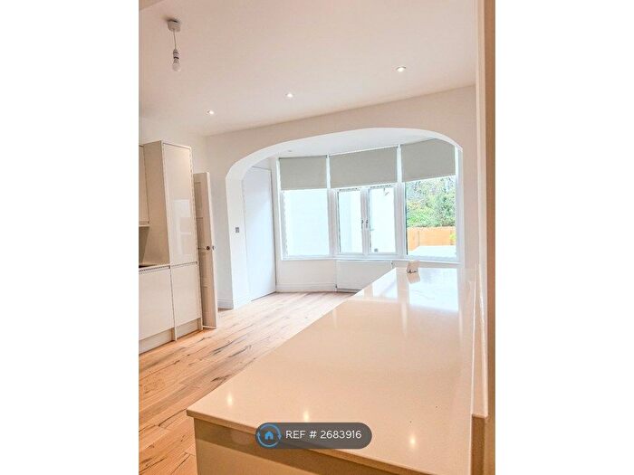 3 Bedroom Flat To Rent In Chatsworth Road, London, NW2