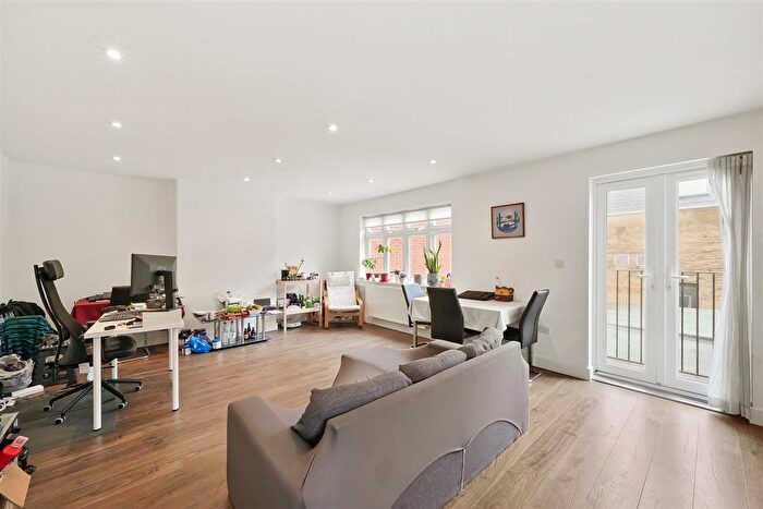 3 Bedroom Flat To Rent In Aldershot Road, London, NW6