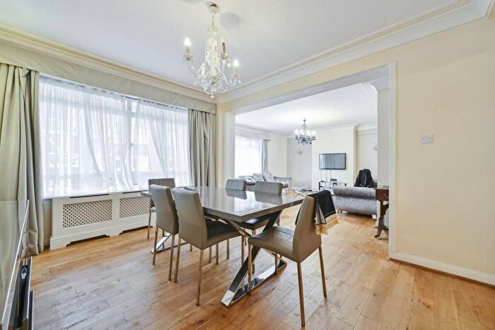 3 Bedroom Flat For Sale In Prince Albert Road, St John's Wood, London, NW8
