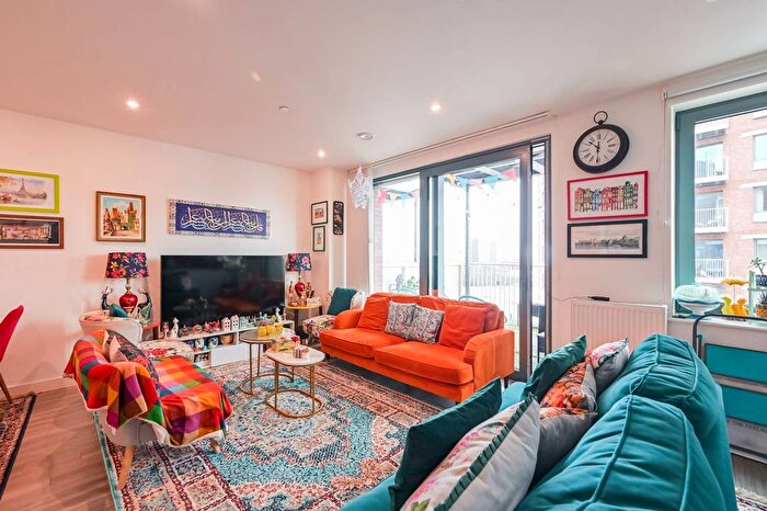 3 Bedroom Flat For Sale In Gillender Street, Bow, London, E3