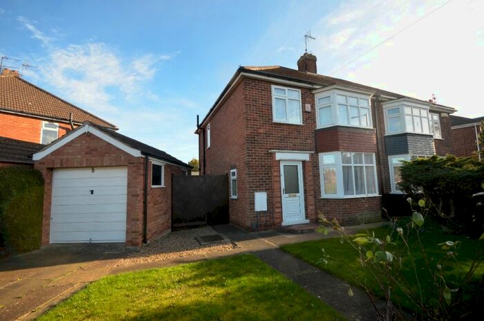 3 Bedroom Semi-Detached House To Rent In Worcester Avenue, Grimsby DN34