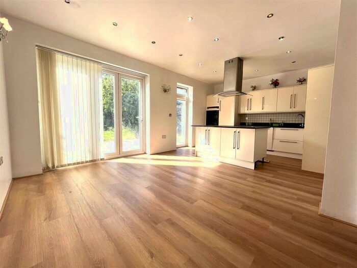 5 Bedroom Semi-Detached House To Rent In Westside, High Road, Turnford, Broxbourne, EN10